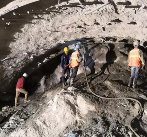 翠屏拱顶带模注浆料的施工流程及注意事项